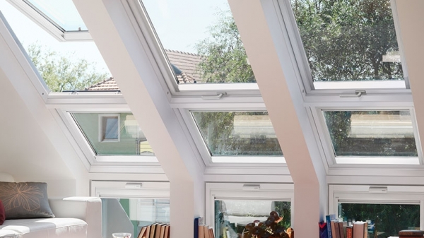Kombinacija krovnog i vertikalnog prozora Velux