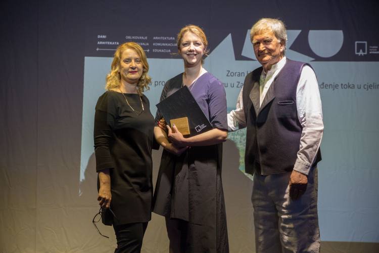 Medalja_za_urbanizam_-Zoran_Hebarnagradu_u_ime_autora_preuzela__Sandra_Jakopec Medalja_za_urbanizam_-Zoran_Hebarnagradu_u_ime_autora_preuzela__Sandra_Jakopec Dodijeljene medalje za arhitekturu, urbanizam i konceptualni pothvat HKA