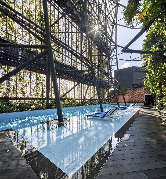Oasia_Hotel_Singapore_Motiv_11_compressed Tropski neboder povezan sa životom, obilnom vodom, zrakom i svjetlom