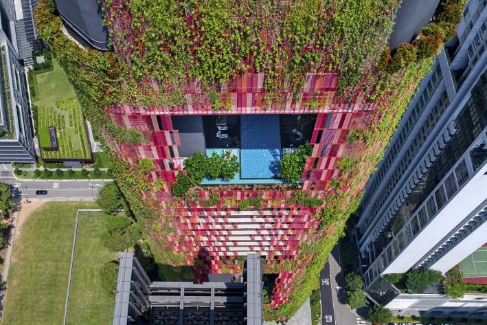 Oasia_Hotel_Singapore_Motiv_3_compressed Tropski neboder povezan sa životom, obilnom vodom, zrakom i svjetlom