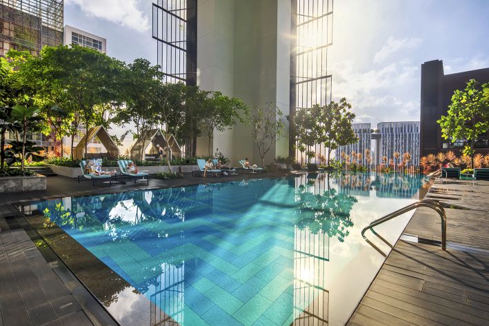 Oasia_Hotel_Singapore_Motiv_7_compressed Tropski neboder povezan sa životom, obilnom vodom, zrakom i svjetlom