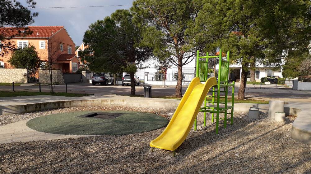 Arbanasi Jeli psećoj kakici mjesto u dječjem parkiću?