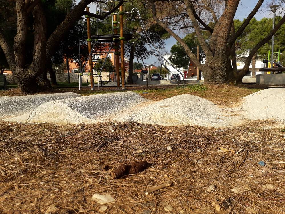 Arbanasi4 Jeli psećoj kakici mjesto u dječjem parkiću?