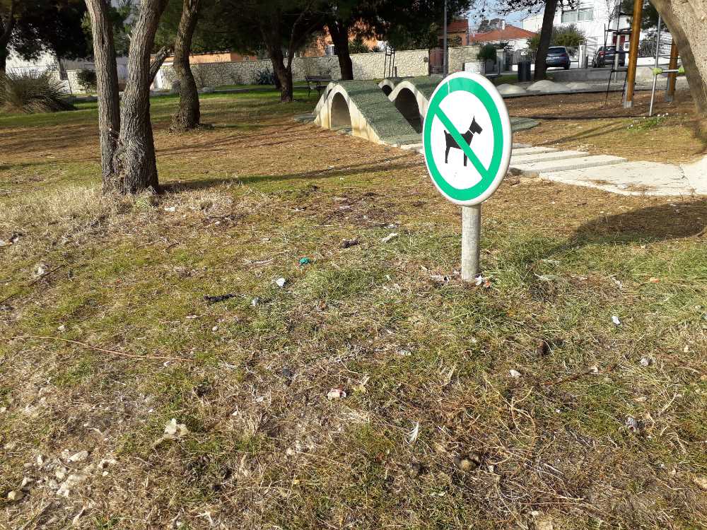 Arbanasi6 Jeli psećoj kakici mjesto u dječjem parkiću?
