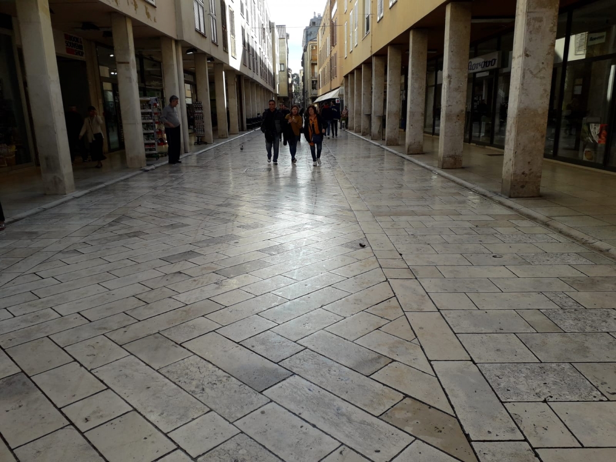 Kalelarga Jeli psećoj kakici mjesto u dječjem parkiću?