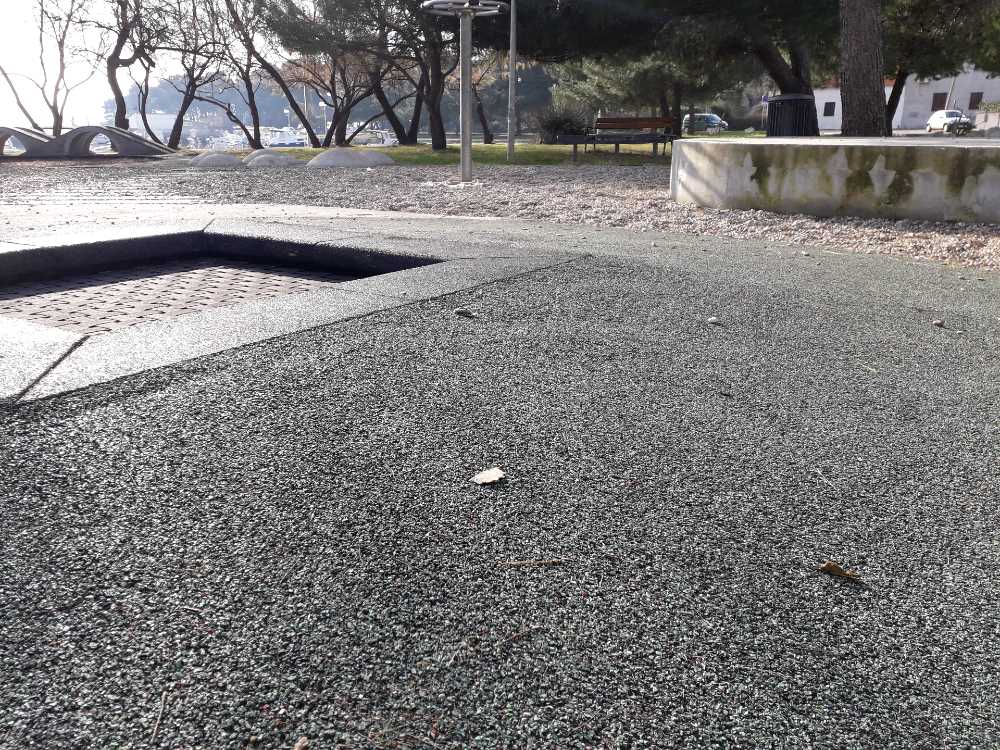 Trampolin Jeli psećoj kakici mjesto u dječjem parkiću?