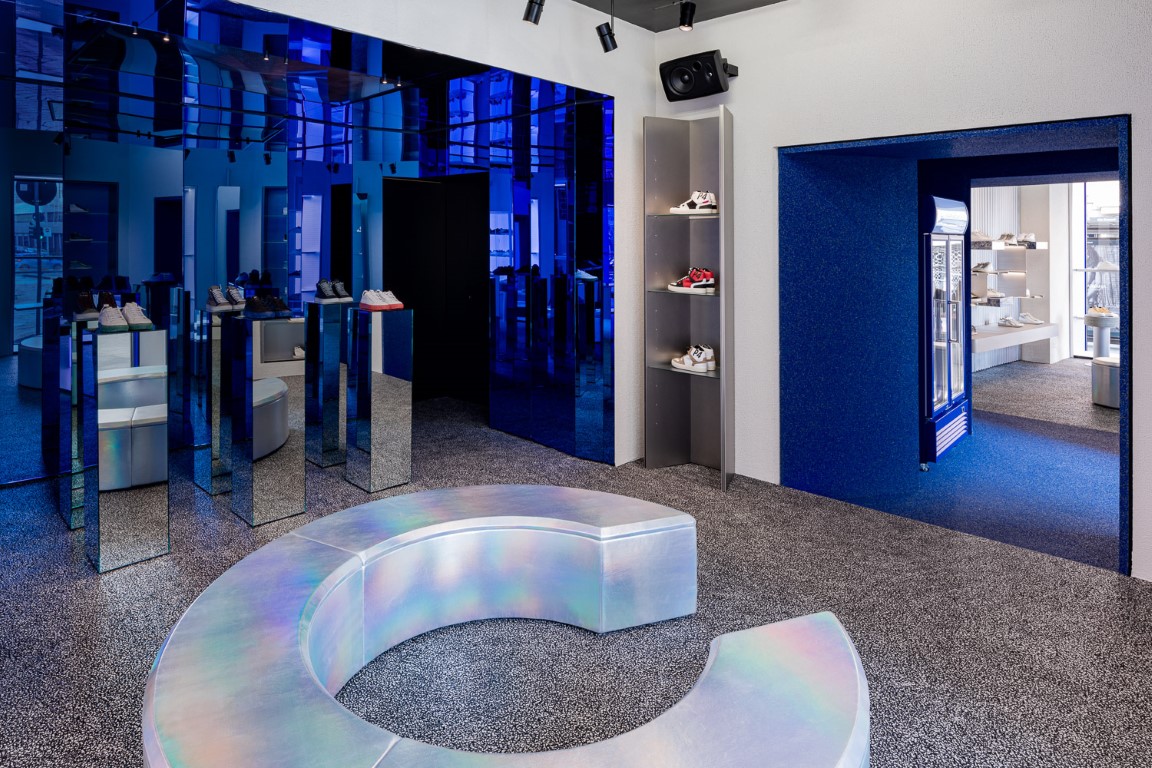 P448_Milan_Store_1_Medium Iskusni arhitekti ureda Piuarch kreirali moderan nekonvencionalan butik P448
