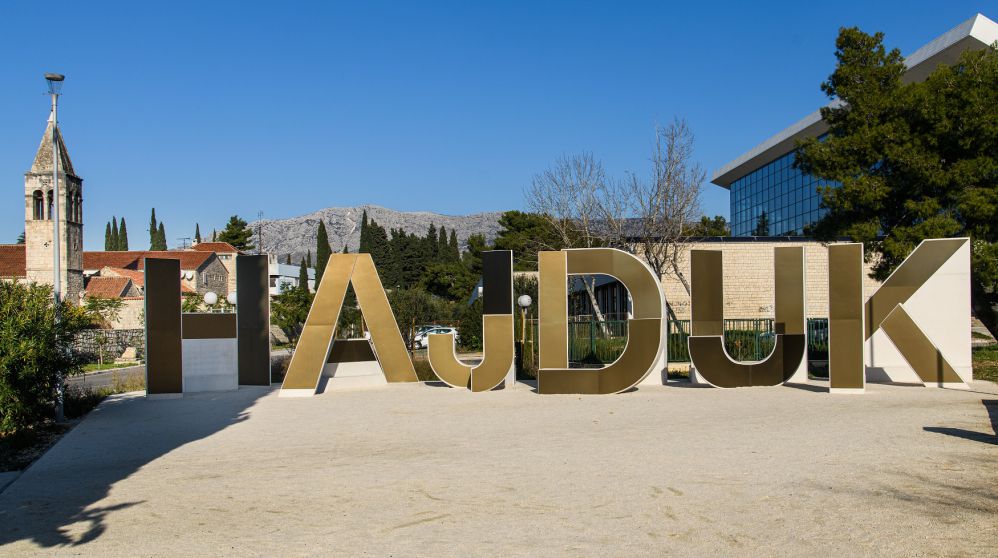 Izliveni beton - glavni sastav poljudske skulpture koja tvori natpis Hajduk