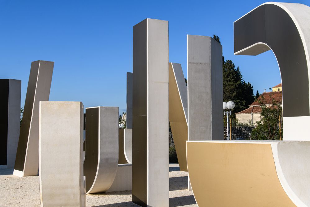 Cemex-Hajduk067 Izliveni beton - glavni sastav poljudske skulpture koja tvori natpis Hajduk