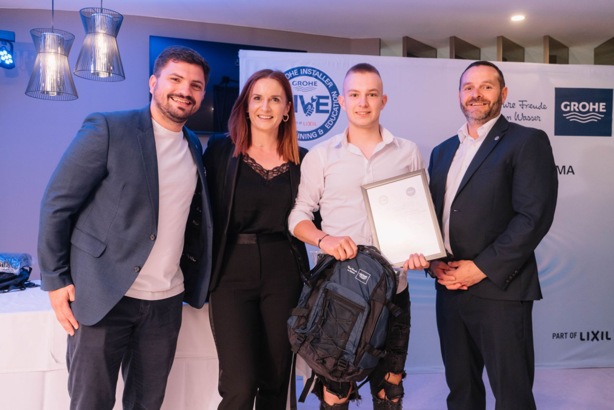 Predstavnici_GROHE-a_dodjeljuju_diplome GROHE svečano dodijelio diplome polaznicima GIVE škole