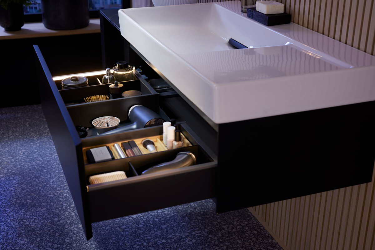 2023_ONE_washbasin_cabinet_with_drawer_black_matt_light_strips_Big_Size Projektiranje savršene rasvjete u kupaonici
