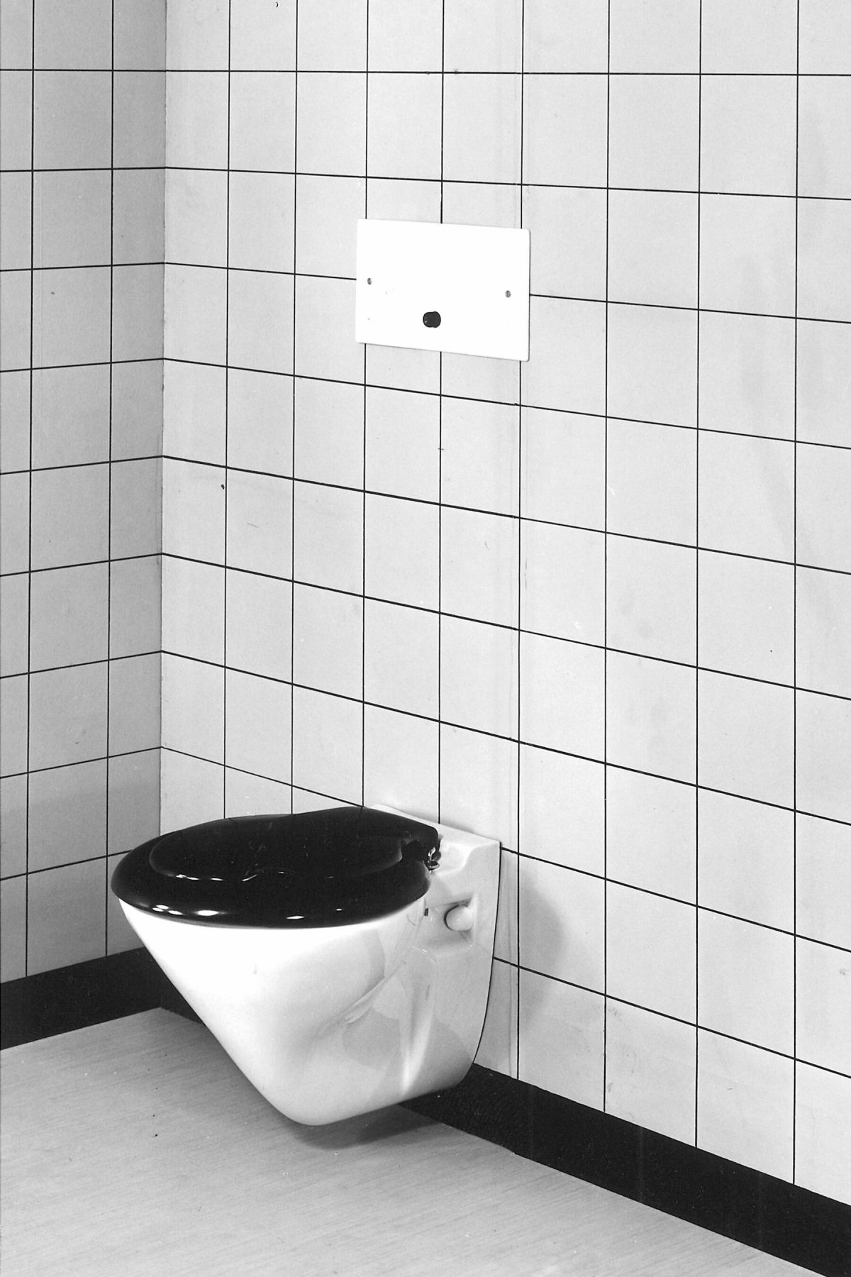 First_Geberit_Concealed_Cistern_with_wallhung_WC_in_a_bathroom_1964_HISTORY_Big_Size Prvi ugradbeni vodokotlić GEBERIT