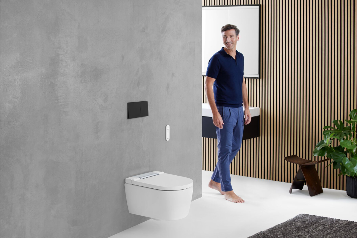 Geberit_AquaClean_Sela_sa_daljinskim_upravljaem Koja je razlika između bidea i tuš WC uređaja?