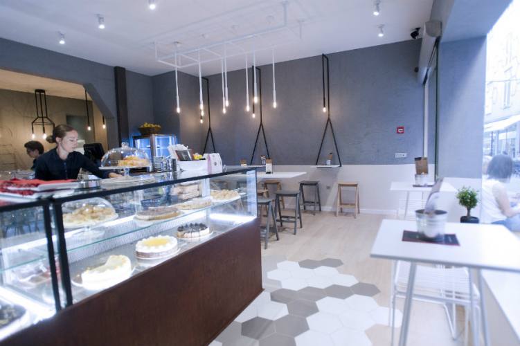 coffee-cakepg4 coffee-cakepg4 JEDINSTVENI SPOJ DIZAJNA, KAVE I KOLAČA U SRCU ZADRA
