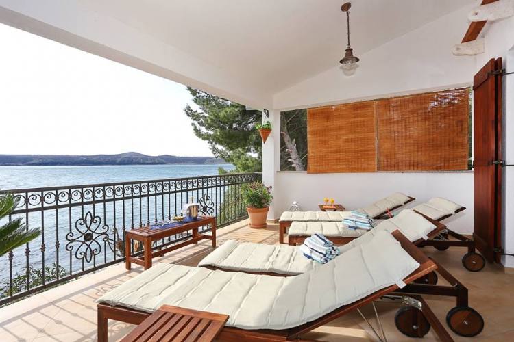 villa_donatela villa_donatela Vila Donatella smještena prvi red uz more u Posedarju